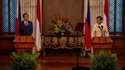 菲律宾总统小马科斯与到访的印尼总统佐科于周三，在马尼拉总统府发表联合声明。（图取自路透社）