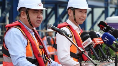 陆兆福（左）与徐芳达在见证马新捷运高架轨道衔接历史一刻后，召开联合新闻发布会。