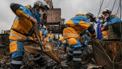 日本石川县地震发生已经11天，警方周四在重灾区之一的轮岛市废墟中寻找失踪者。（图取自时事通信社/法新社）