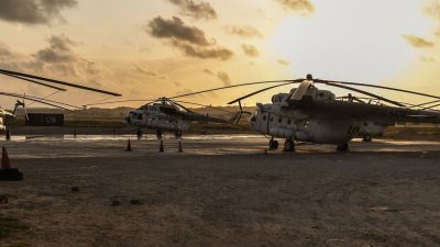 图为停泊在索马里摩加迪沙机场的联合国直升机。（资料图取自联合国网站）