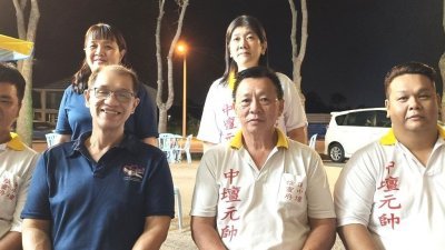 林钵翔（前左3）呼吁各界踊跃报名参与“马六甲快乐儿童残障中心新春送暖爱心自由行”。