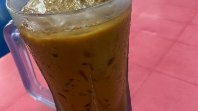 一名网民在社交媒体贴文投诉，在山某小贩中心点了一杯冰咖啡竟要5令吉，引起网民热议，纷纷要求事主投诉。