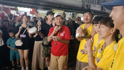 吴宗宪（右5）率领《综艺玩很大》团队周四晚到柔佛再也美食街进行录制，与现场的粉丝及民众互动。（陈珊珊面子书）