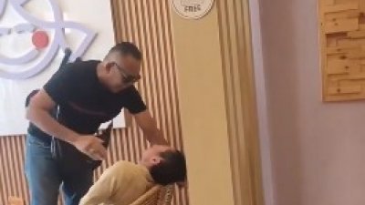 网路流传，一名被指是警官的男子掌掴公众的视频，引起柔州警方关注。（视频截图）