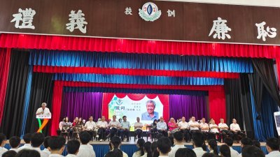 利丰港培华独中周五举行始业式，迎来75名初一新生。