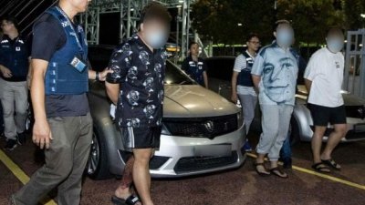 被告李文金和另外两人在马来西亚被逮捕后，引渡到新加坡。 （档案照）