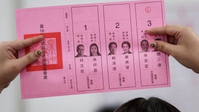 台北市东区地下街投开票所工作人员进行开票作业，逐张亮票、唱票、计票。（图取自中央社）