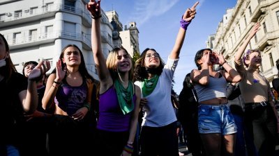 图为2022年6月，数千人聚集在阿根廷首都布宜诺斯艾利斯，为反对杀害妇女和性别暴力而游行，这是一场名为“不让少一个女人”运动的一部分。（路透社档案照）