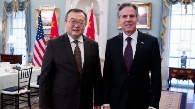 中共中央对外联络部部长刘建超（左）美东时间周五在华盛顿与美国国务卿布林肯会谈。（图取自“中联部新闻办”微信公号）