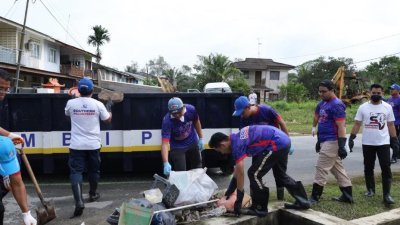 南方志工团的志工协助灾黎清理水灾垃圾。
