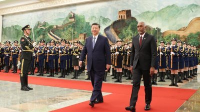 马尔代夫总统穆伊兹（右）为今年首位访华外国元首，中国国家主席习近平周三在北京人民大会堂为他举行欢迎仪式。（图取自路透社）