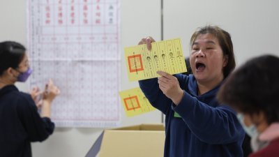 台湾第16任总统副总统及第11届立法委员选举投票结果上周六（13日）晚间揭晓，台北市东区地下街投开票所工作人员进行开票作业，大声唱票。（图取自中央社）