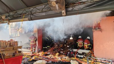 神料店铁闸无法及时打开，耽误了灌救时间，导致火势蔓延至店内。