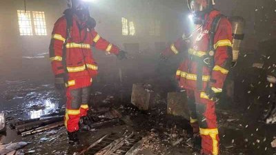 消拯员抵达现场后顺利扑灭火势，电脑室被烧毁的面积达60%。