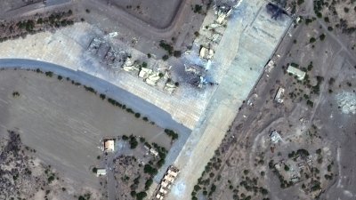 卫星图片显示，美英于上周五发动的空袭行动，摧毁了也门荷台达的空军基地设施。（图取自Maxar Technologies/法新社）