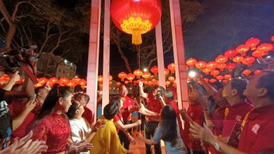 曹观友与梁景辉联合为直径达6尺的最大盏灯笼主持亮灯仪式。