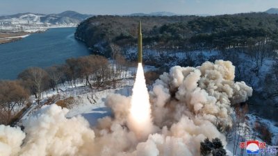 朝鲜当地时间上周日下午试射一枚中程高超音速导弹，称发射目的在于测试导弹的可靠性。（图取自朝中社网页／中央社）