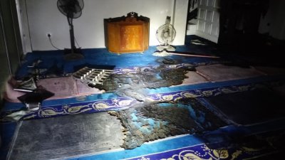 峇株巴辖铁山甘榜巴力西米斯达拉清真寺失火，地毯被烧毁。