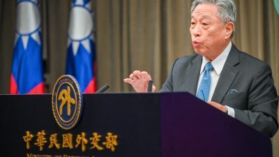 台湾外交部政务次长田中光周一在台北外交部的新闻发布会上，就瑙鲁和台湾断交事件发表讲话。（图取自法新社）