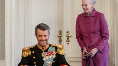 丹麦女王玛格丽特二世在国会国务委员会会议上签署退位声明后，起身示意腓特烈入座，并在离开房间前说了一句“上帝保佑国王”。