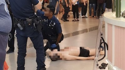 社媒体群组流传的照片显示，一名赤裸著上身的男子躺在地上，胸口正在淌血。警察已将现场封锁。
