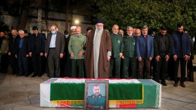 2023年12月28日，伊朗最高精神领袖哈梅内伊（中）出席了伊朗伊斯兰革命卫队高级顾问穆萨维的葬礼。穆萨维在叙利亚首都大马士革郊外的以色列空袭中丧生。（图取自WANA/路透社）