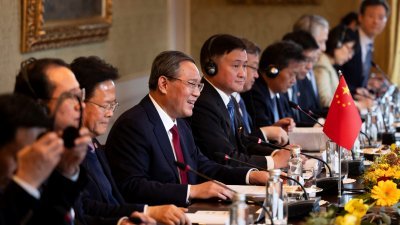 中国总理李强（左4）率领中方代表团，周一与瑞士总统阿姆赫德等人举行会谈。（图取自路透社）