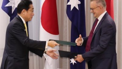 2022年10月22日，日本首相岸田文雄与澳洲总理阿尔巴尼斯在珀斯，签署让部队顺畅往来的《互惠准入协定》（RAA）。（图取自日本首相办公室）