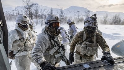 超过400名海军陆战突击队员今年上半年，将在北极圈与盟军两栖任务小组一同演训。图为英国海军陆战队2023年3月在挪威操演。（图取自英国国防部/中央社）