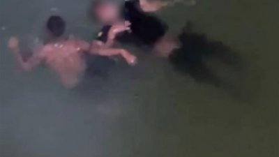 军人跳下海救人的视频在社交媒体上流传。
