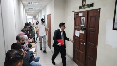 涉嫌酒驾的华裔司机，在代表律师的陪同下，抵达北海法庭面控。