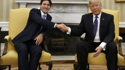 特朗普（右）在2017年上任美国总统不久后，加拿大总理特鲁多到白宫与他会晤。（图取自路透社）