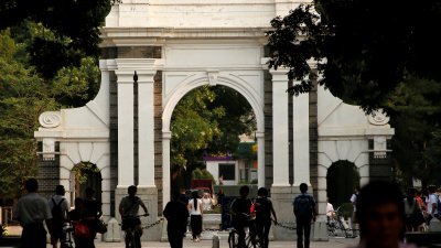 图为位于中国首都北京的清华大学校门。（路透社档案照）