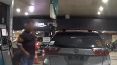 一名新加坡车主在马来西亚油站，因花了超过15分钟添油，引起后方同样是狮城车主不满，两人互爆粗口大吵起来。
