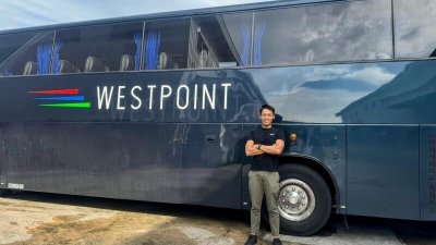 Westpoint Transit开出月薪5000新元（约1万7547令吉94仙）聘请巴士司机，一个月内收到近1300人的申请。 （档案照）