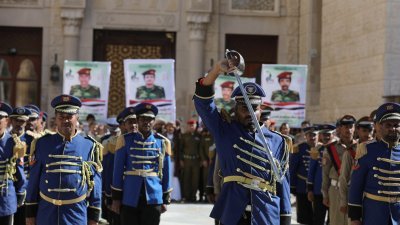 也门“青年运动”周三为最近死于美英联合军事打击的战士举行葬礼。（图取自路透社）