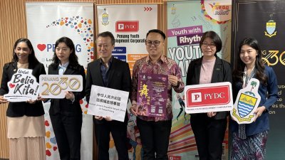 魏子森（左4）宣布配合马中建交 50周年，槟城青年发展机构将主办2024年《情牵中马，舞动槟城》北马区传统舞蹈比赛。