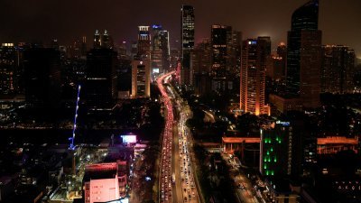 印尼首都雅加达商业区的夜景。（路透社档案照）