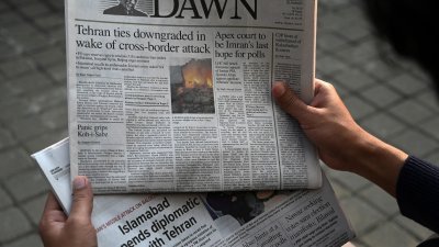 巴基斯坦英文报纸《黎明报》周四的头版，报导有关伊朗空袭的新闻。（图取自法新社）