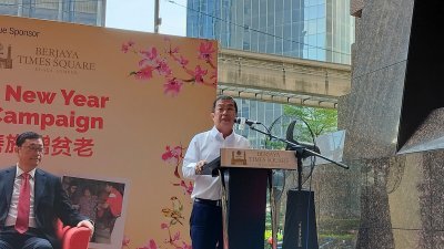 蕉赖区国会议员陈国伟于成功时代广场，为施赠贫老活动推介礼致词。