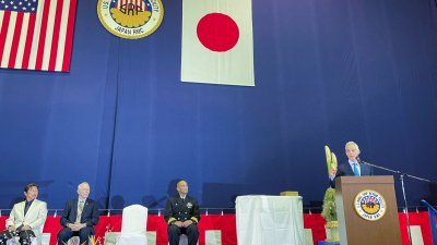 美国驻日本大使伊曼纽尔，周五在日本横须贺的美国海军舰艇维修设施发表讲话。（图取自路透社）