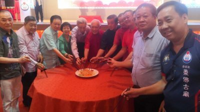 新山中华公会新春联欢晚宴上，何朝东（左6）与新山五帮会馆领袖及华团元老一同捞生，象征新的一年，风生水起。