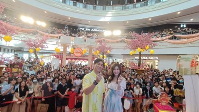配合Astro# 开心龙龙Way 龙年新春活动，TVB艺人谭俊彦（左）及刘佩玥今午来到槟城皇后湾广场向槟州粉丝拜早年。
