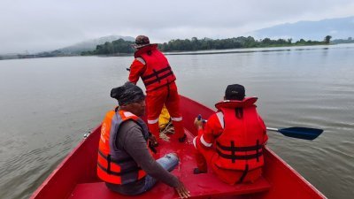 搜救人员在水坝进行视察，鉴定遇溺者的位置。（图由消拯局提供）