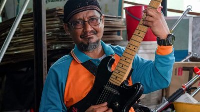 祖基菲阿都哈密在90年代是一个马来乐团的吉他手。（照片取自网络）
