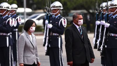 图为台湾总统蔡英文（左）于2022年欢迎图瓦卢总理纳塔诺访台。（路透社档案照）