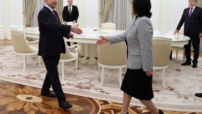 俄罗斯总统普京本月16日在莫斯科，欢迎到访的朝鲜外长崔善姬。（图取自俄罗斯卫星通讯社/路透社）