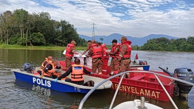 搜救队伍今天上午发现因翻船遇溺失踪的钓鱼客遗体。（霹消拯局提供）