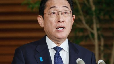 日本首相岸田文雄上周五在东京首相办公室，回答记者有关政治献金风暴提问。（图取自时事通信社/法新社）