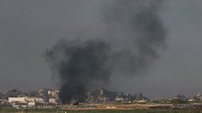 以巴冲突持续，加沙地带上周日冒起浓烟。（图取自路透社）